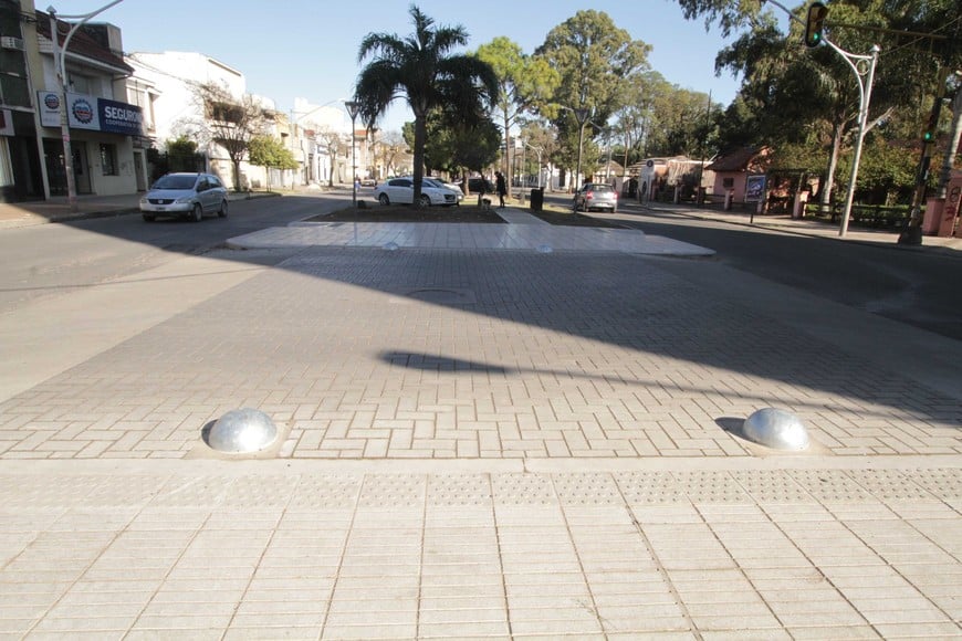 Uno de los primeros "manda peatón" que instalaron en Santa Fe; ubicado en la intersección de Bv. Pellegrini y Francia. Foto: Guillermo Di Salvatore.