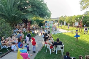 Una velada especial en la que podrá recorrerse el tradicional Paseo de Artesanos vestido de Navidad en vísperas de las Fiestas que se aproximan, así como los acogedores espacios que integran dicha dependencia, disfrutando también de música en vivo al aire libre.