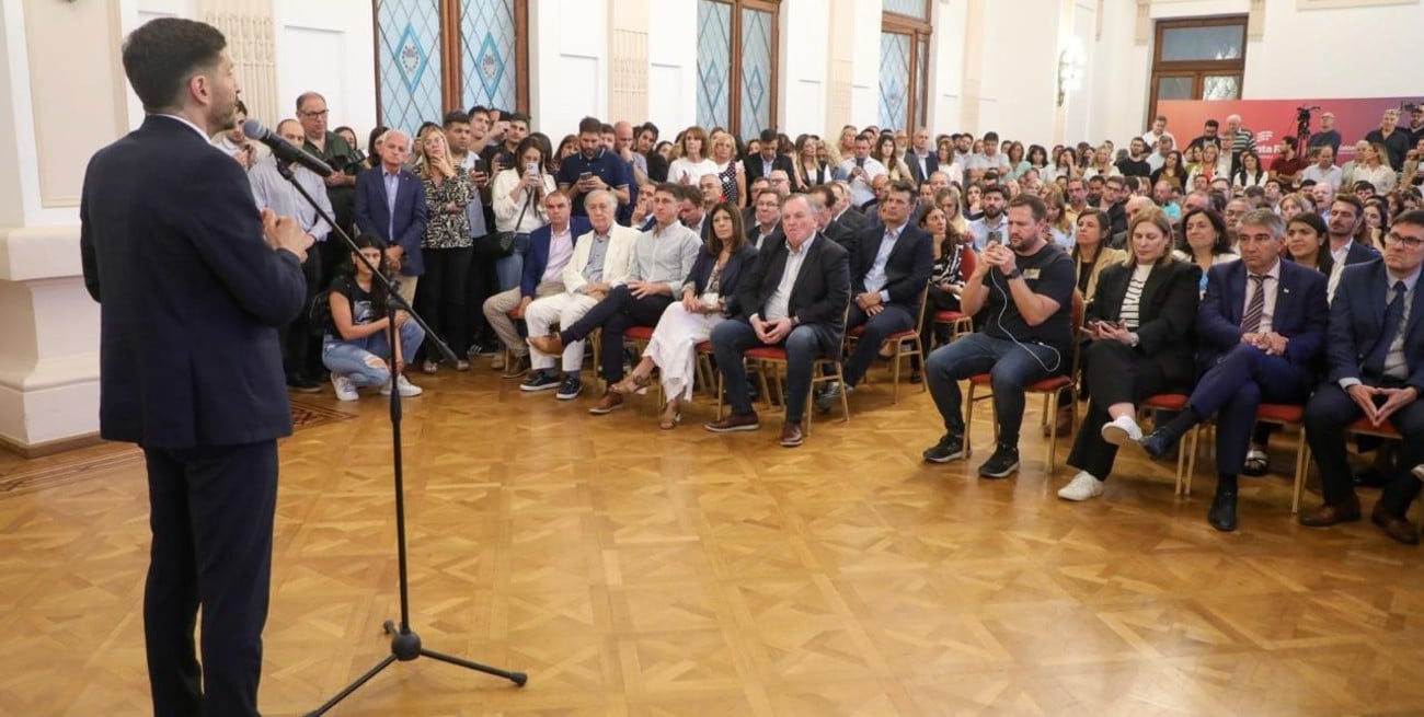 El acto de firma de convenios con municipios y comunas en el marco del Programa "1000 Aulas" estuvo encabezado por el gobernador Maximiliano Pullaro. Crédito: Gentileza