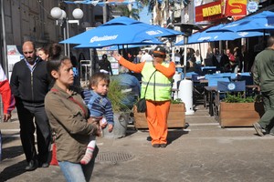 Ordenar la calle, que muchas veces se vuelve caótica, el trabajo central de la brigada femenina. Archivo El Litoral / Flavio Raina