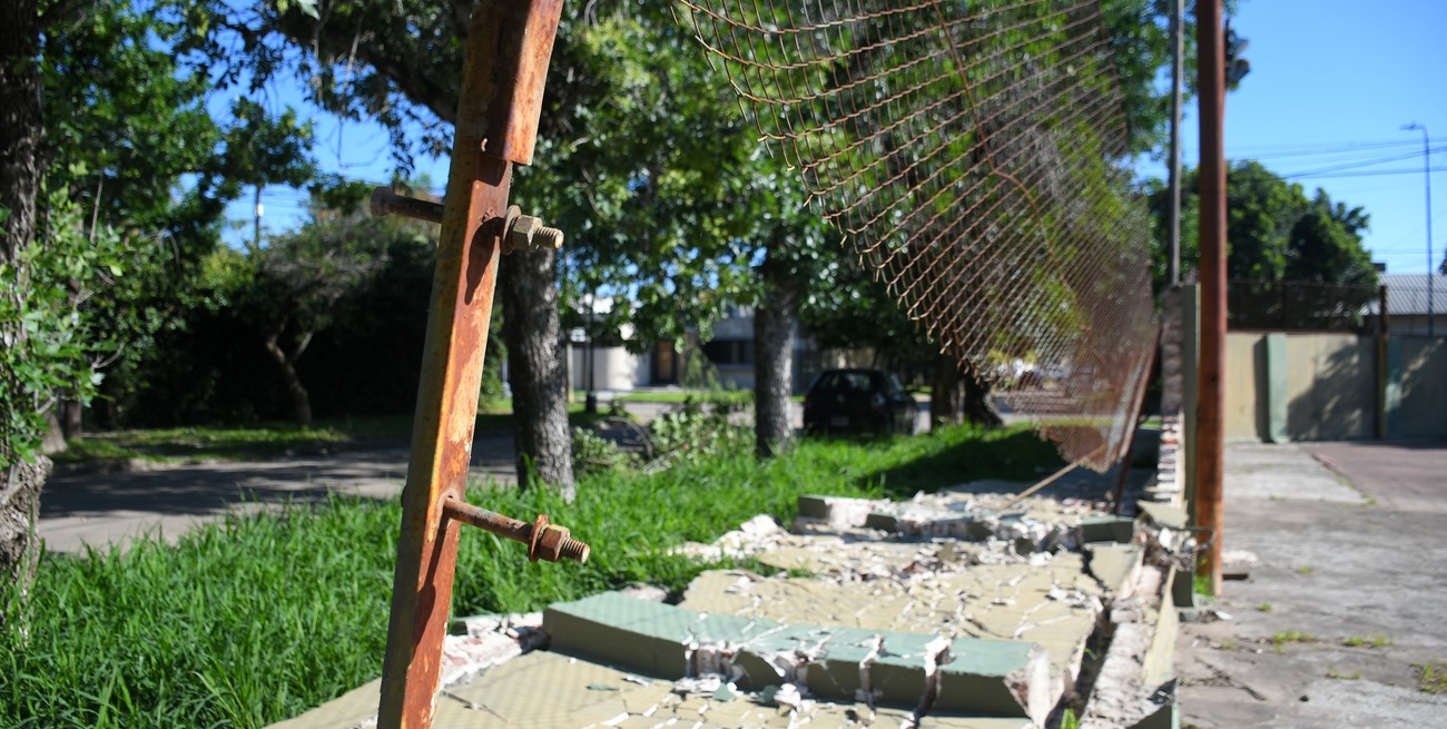 El muro perimetral cayó sobre la vereda por calle Antonia Godoy al 7800, en el barrio de Guadalupe. Crédito: Manuel Fabatía