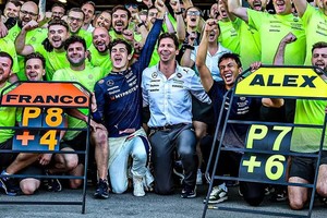 Franco Colapinto junto a James Vowles, jefe de Williams Racing y todo el equipo de la escudería británica.