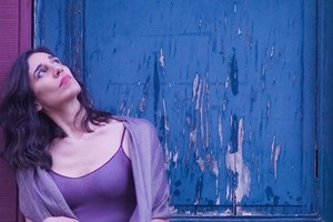 Cecilia Arellano, autora del poemario "A través", dado a conocer este año. En dicho trabajo, la escritora transita varios registros de la experiencia vital: los lugares, las canciones, las palabras, los idiomas, el amor. Rainer Spaniel