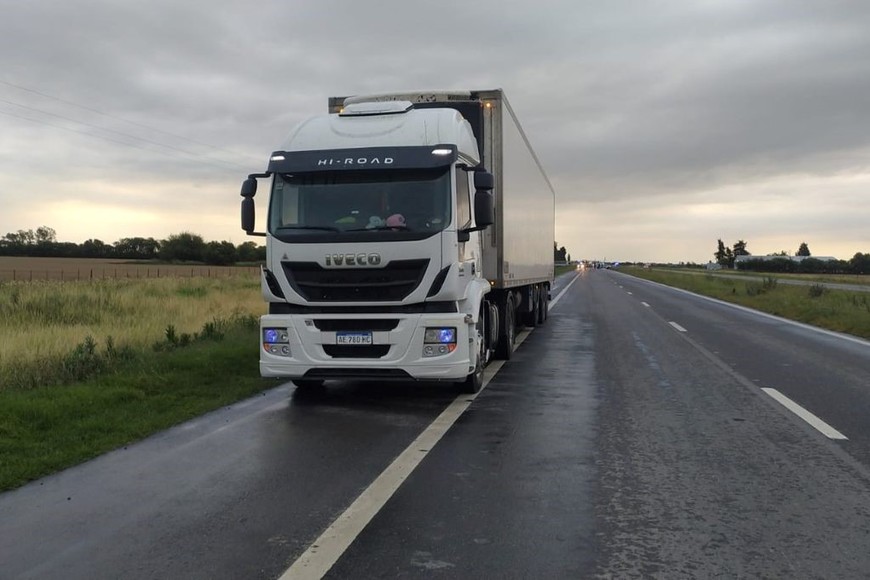 El impacto entre un camión y una motocicleta dejó a una joven fallecida y otra herida.