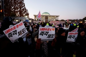 People hold banners that read 'Bind Yoon Suk Yeol right now' during a rally to demand the resignation of South Korean President Yoon Suk Yeol, in front of the National Assembly in Seoul, South Korea, December 6, 2024. REUTERS/Kim Soo-hyeon