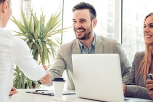 La astrología puede ser clave para mejorar el ambiente laboral.