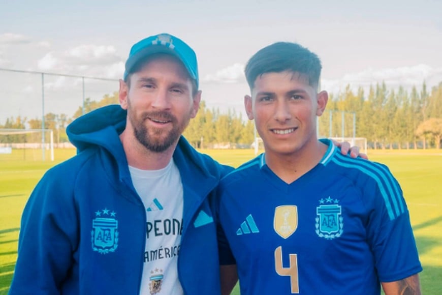 El sueño del pibe. Lautaro Vargas junto a Lionel Messi en el predio de la Selección Argentina en Ezeiza. El chico que sorprendió a todos con sus rendimientos iniciales en Unión, ahora sueña con el llamado final para la Sub 20 que ahora dirige Diego Placente en lugar de Javier Mascherano que se fue el Inter de Messi en Miami.