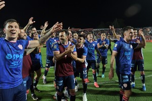 Festejo rojiblanco tras el importante triunfo ante el líder. Crédito: Matías Pintos