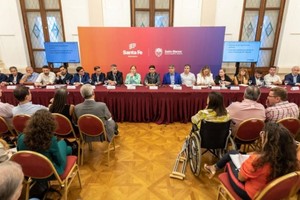 La reunión de gabinete ampliado, un formato regularmente utilizado por Pullaro durante este año y en distintos puntos de la provincia, volverá a producirse este martes a las 19  en Casa de Gobierno. Crédito: Archivo El Litoral.