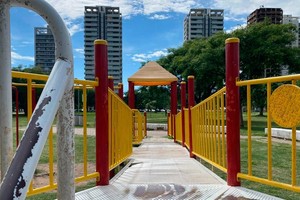 La imagen muestra, además de la rotura mencionada, la falta de manutención general del juego.