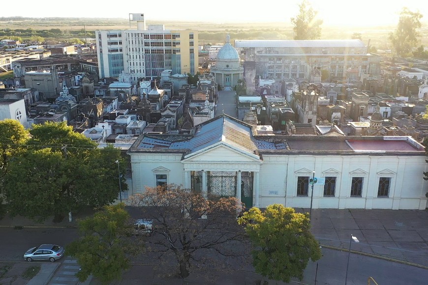 Una postal aérea del Cementerio Municipal, en el barrio San Pantaleón.