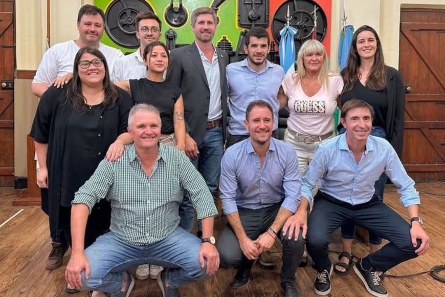 Los 10 concejales venadenses, junto con el intendente Leonel Chiarella, tras la renovación de autoridades.