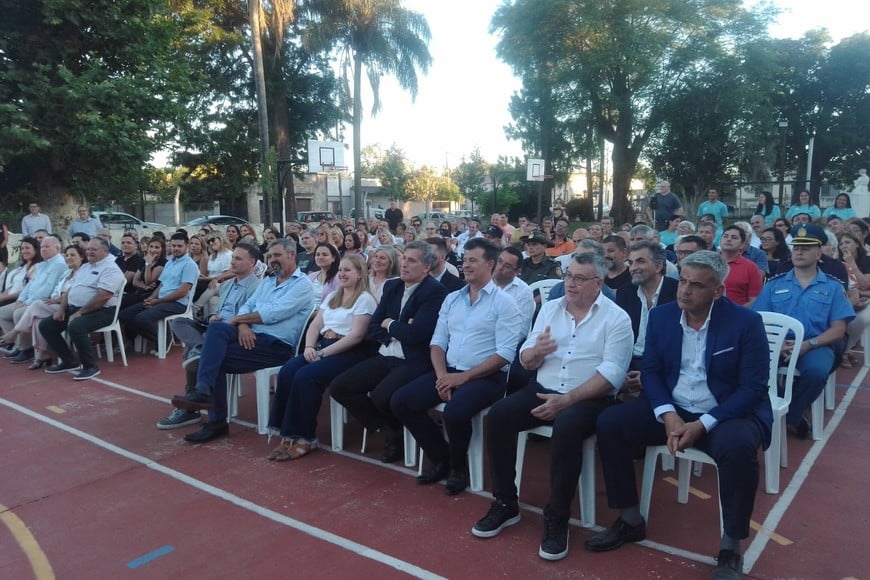 Autoridades de todo tipo estuvieron en la ceremonia de presentación.