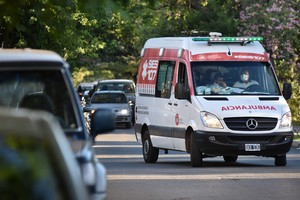 Actuar con velocidad y llamar a la ambulancia para que la persona sea llevada con urgencia a un centro asistencial preparado para atender estos cuadros puede marcar la diferencia entre la vida y la muerte, o entre una recuperación completa y secuelas permanentes.  Crédito: Pablo Aguirre