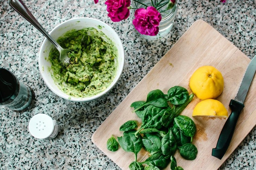 Alimentos ricos en luteína y zeaxantina ayudan a filtrar la luz dañina y preservar la salud ocular.