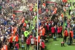 El momento de tensión post partido con hinchas y jugadores.