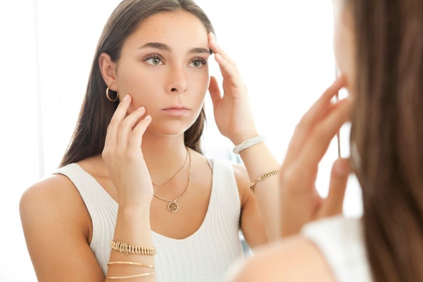 El tratamiento adecuado puede mejorar la apariencia de las cicatrices de acné y restaurar la textura de la piel.