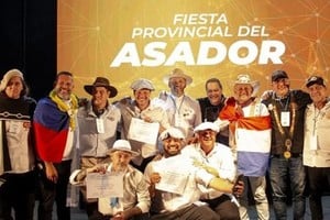 Los ganadores en el escenario de Montes de Oca.