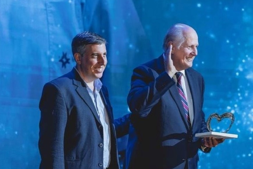 El Dr. Nolazco recibiendo el premio. Crédito: Abanderados