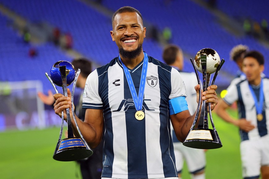 Soccer Football - Intercontinental Cup - Challenger Cup - Pachuca v Al Ahly - Stadium 974, Doha, Qatar - December 14, 2024
Pachuca's Salomon Rondon holds the trophies after winning the Challenger Cup REUTERS/Ibraheem Al Omari