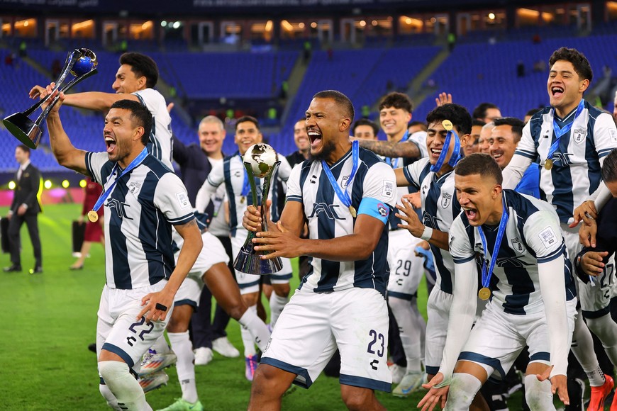 Soccer Football - Intercontinental Cup - Challenger Cup - Pachuca v Al Ahly - Stadium 974, Doha, Qatar - December 14, 2024
Pachuca's Salomon Rondon lifts the trophy after winning the Challenger Cup REUTERS/Ibraheem Al Omari