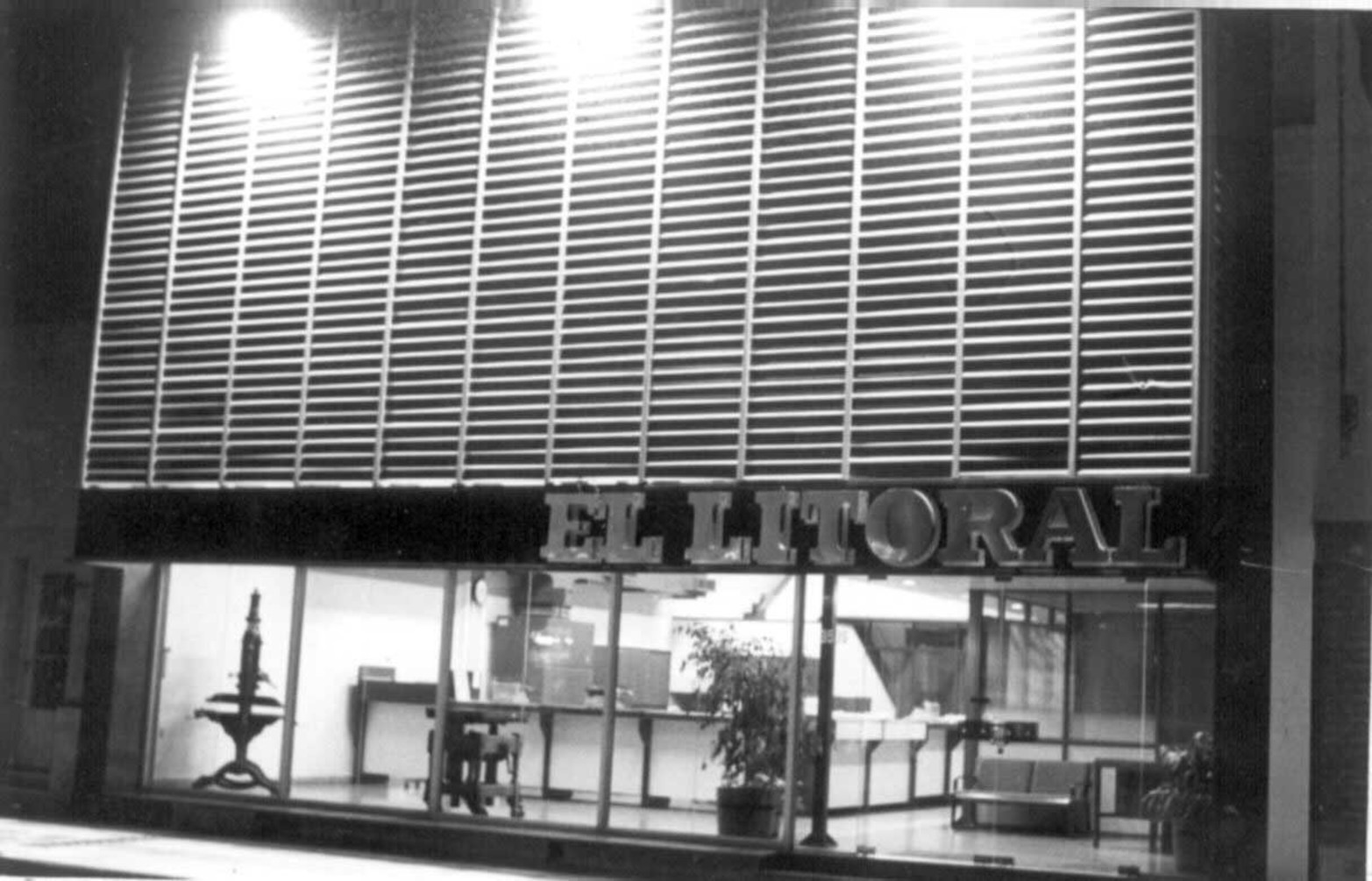 A mediados de los '80, El Litoral se mudó a metros de bulevar Pellegrini donde se instalaron nuevas impresoras y rotativas.
