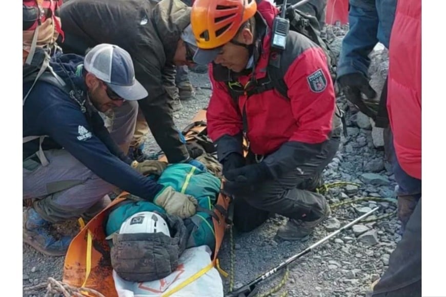 El diagnóstico inicial, sugiere un esguince de tercer grado con una posible fractura