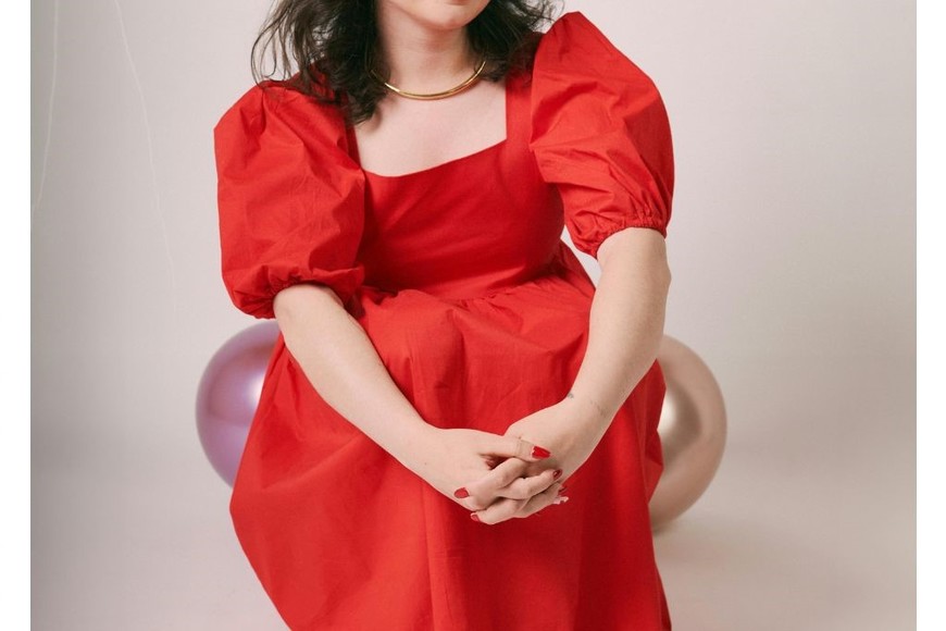 Vistiendo de rojo, simbolizas fuerza para construir relaciones sólidas durante el nuevo ciclo.