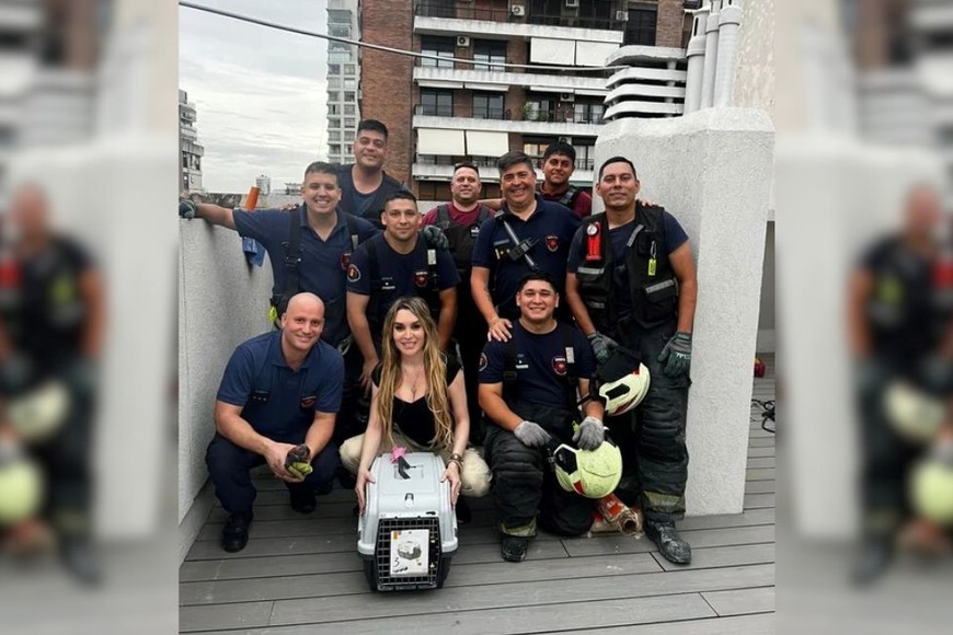 Fátima Florez posando con los Bomberos de la Ciudad de Buenos Aires.