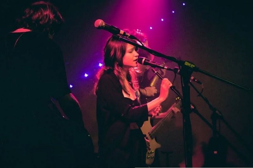 Desde la calidez de los espectáculos acústicos hasta la energía del rock, cada evento promete una experiencia inolvidable