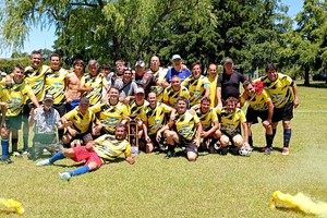 De pie (izq. a der.): Roberto Coria, Rubén Maidana, Damián García, Jorge Fernández, Víctor Di Paolo, Javier Giménez, Daniel Arrúa, Luis Courault, Julio Vici, Eduardo Wagner, Néstor Radesca, "Manolo" Porpatto, Roberto Puntel y Marcelo Piccinino. Agachados: "Beto" Baldi, Mario Díaz (capitán), Juan Manuel Rodríguez, "Guana" Ojeda, Héctor Mores, Patricio Peña, Javier Guipponi, Miguel Ángel Budiño y Joaquín Fidalgo. Acostado: el jugador franquicia, Sandro Corvalán.