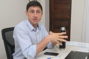 El senador Garibaldi celebra la licitación del puente Santa Fe- Santo Tomé pero dice que ahora el gran desafío es reflotar el sueño de una nueva vía de comunicación con Paraná. Crédito: Guillermo Di Salvatore.