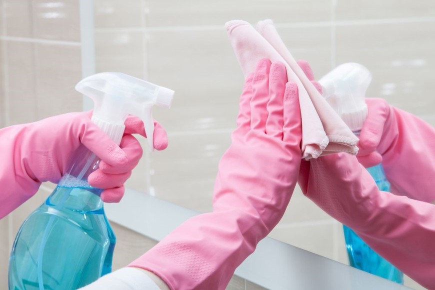 ¿Espejo empañado? Prueba estos trucos caseros para mantenerlo claro.