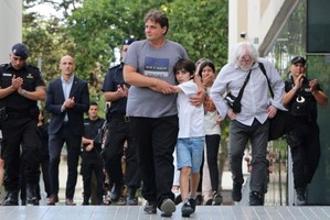 La foto de Nocelli de la mano de su hijo saliendo en libertad tuvo fuerte repercusión en redes sociales.