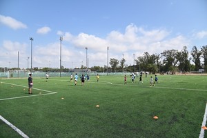 Las canchas de fútbol se encuentran en la etapa final de instalación, dentro del proyecto a cargo de la Escuela Oficial de Entrenadores de César Luis Menotti, propiedad César Mario Menotti, hijo del ex entrenador campeón del mundo con Argentina en 1978, fallecido meses atrás. Son unos 32.000 metros cuadrados concesionados por el Estado municipal para la "explotación comercial de un complejo académico y de alto rendimiento deportivo".
