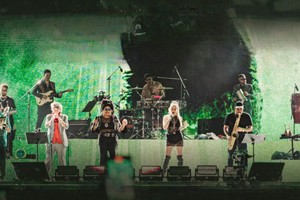 La Delio Valdez junto a integrantes de los Fundamentalistas del Aire Acondicionado:  las cantantes Déborah Dixon y Luciana Palacios, el trompetista Miguel Ángel Tallarita y el saxofonista Sergio Colombo.