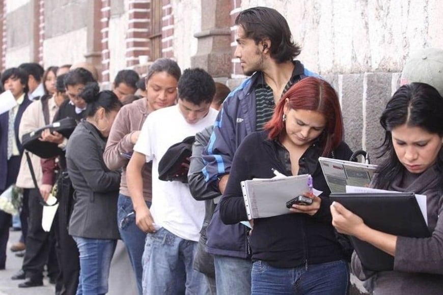 Currículums y expectativas. Los jóvenes hoy fuera del sistema siguen buscando una oportunidad laboral. Preocupan los índices de informalidad.