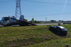 Un Ford Focus se fue del camino en la siesta navideña, a la altura de Roldán. URXVII.