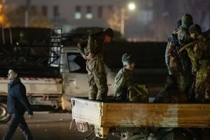 Fuerzas de seguridad organizadas por las actuales autoridades sirias se reagrupan con optimismo en Damasco. Leo Correa/AP/DW