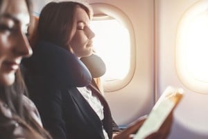 Mantenerse cómodo y saludable durante el vuelo es esencial para disfrutar del viaje.