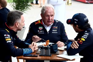 Mucho se habló sobre cuánto dinero Red Bull le habría pagado a Pérez para firmar su salida, con Nico Rosberg insinuando que el monto rondaba los 16 millones de dólares, y el propio Marko declaró que se decían "disparates" al respecto.

Credito: REUTERS/Jakub Porzycki