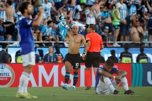 Soccer Football - Copa Sudamericana - Final - Racing Club v Cruzeiro - Estadio La Nueva Olla, Asuncion, Paraguay - November 23, 2024
Racing Club's Roger Martinez celebrates scoring their third goal as Cruzeiro players look dejected REUTERS/Cesar Olmedo