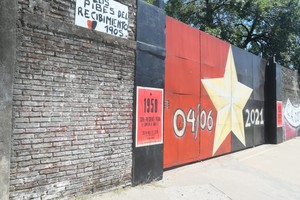 Los afiches del rojinegro por la ciudad. Crédito: Guillermo Di Salvatore