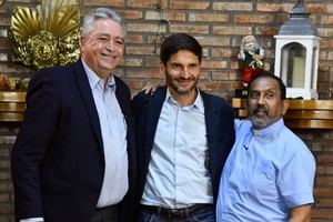 El gobernador Pullaro, el padre Ignacio y un pastor evangélico, en un histórico mensaje de fin de año. Gentileza