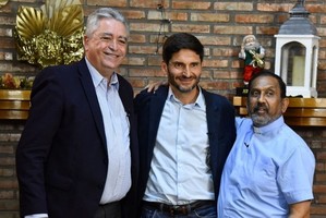 El gobernador Pullaro, el padre Ignacio y un pastor evangélico, en un histórico mensaje de fin de año. Gentileza