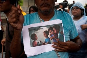 People protest outside judicial complex during a protest against the forced disappearance of four minors, as it will seek charges against 16 military personnel over their suspected involvement, in Guayaquil, Ecuador December 31, 2024. REUTERS/Santiago Arcos