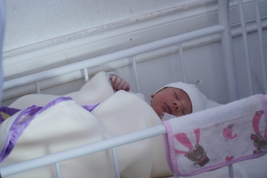 A media mañana, Ana Paula y Florencia fueron visitadas por la intendenta en funciones, María Eugenia Schmuck, y por la secretaría de Salud, Soledad Rodríguez, quienes compartieron regalos y un emotivo encuentro con ambas protagonistas y con el resto de la feliz familia.