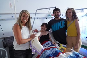 A media mañana, Ana Paula y Florencia fueron visitadas por la intendenta en funciones, María Eugenia Schmuck, y por la secretaría de Salud, Soledad Rodríguez, quienes compartieron regalos y un emotivo encuentro con ambas protagonistas y con el resto de la feliz familia.