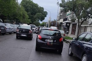Un testigo alcanzó a fotografiar la patente del auto que embistió a la mujer con su beba. Foto: Gentileza