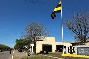 Degano quien fuera Campeón Mundial del circuito FINA en cuatro ocasiones y galardonado con el Olimpia de Oro Argentino en 1992, brindará una charla única en el natatorio del club, dirigida a todos los amantes de la natación y el deporte.